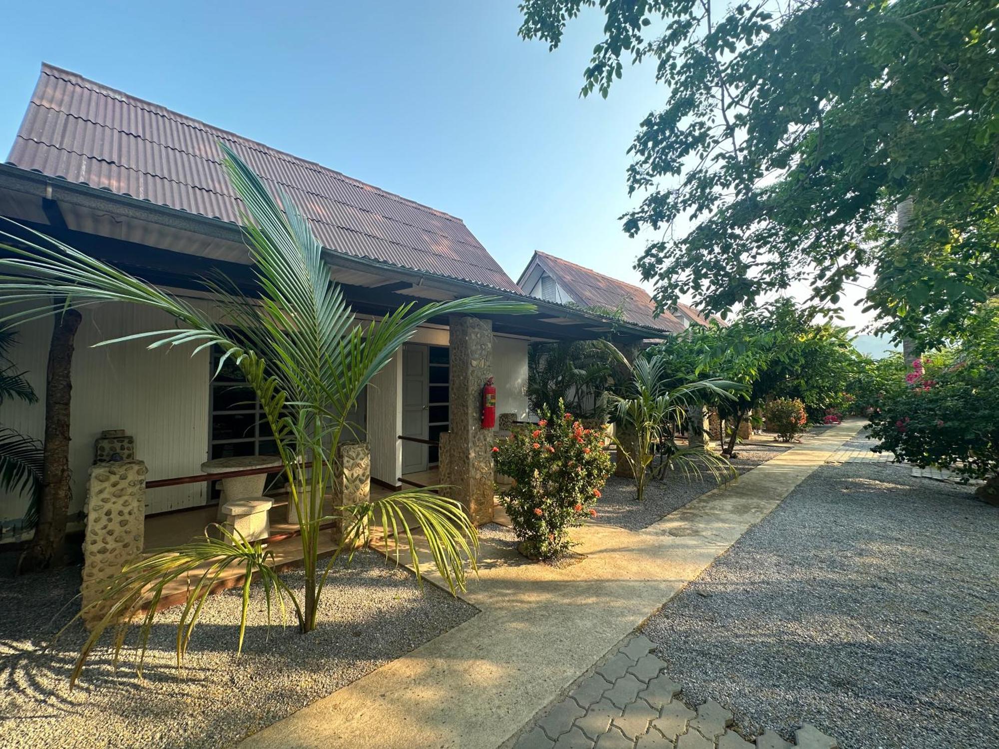 Blue Beach Resort Baanphakrimlay Экстерьер фото