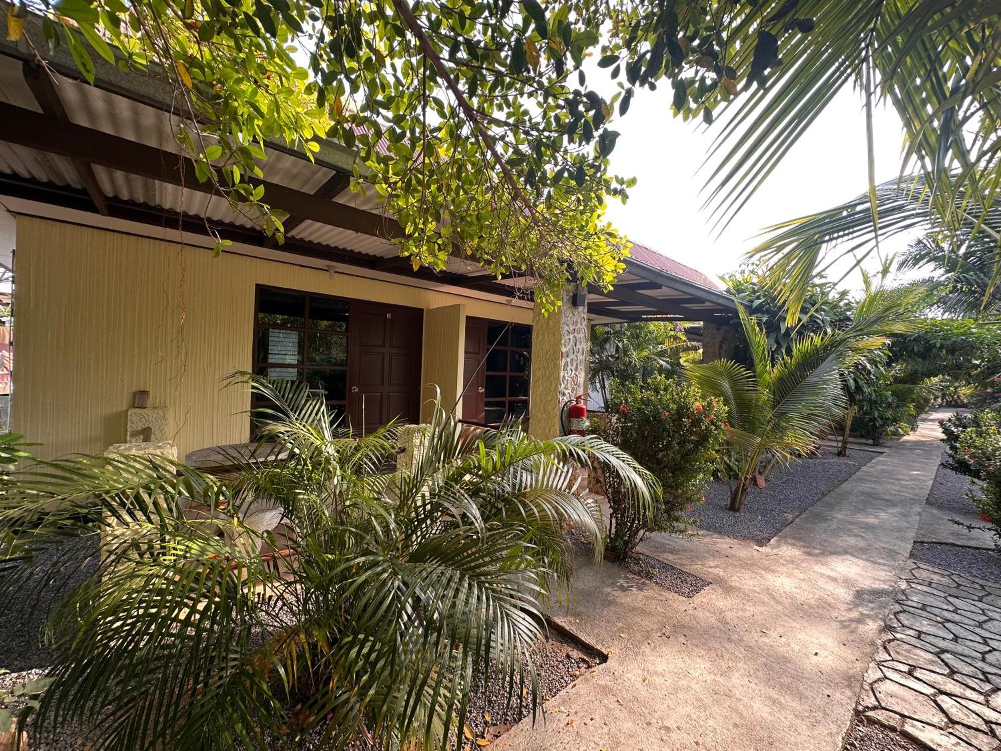 Blue Beach Resort Baanphakrimlay Экстерьер фото